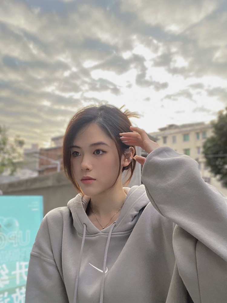 FRAME-广东省·广州市·白云区-微博抖音***-拍照修图剪辑等 出图快且高级自然 不满意可重拍 163cm 44kg