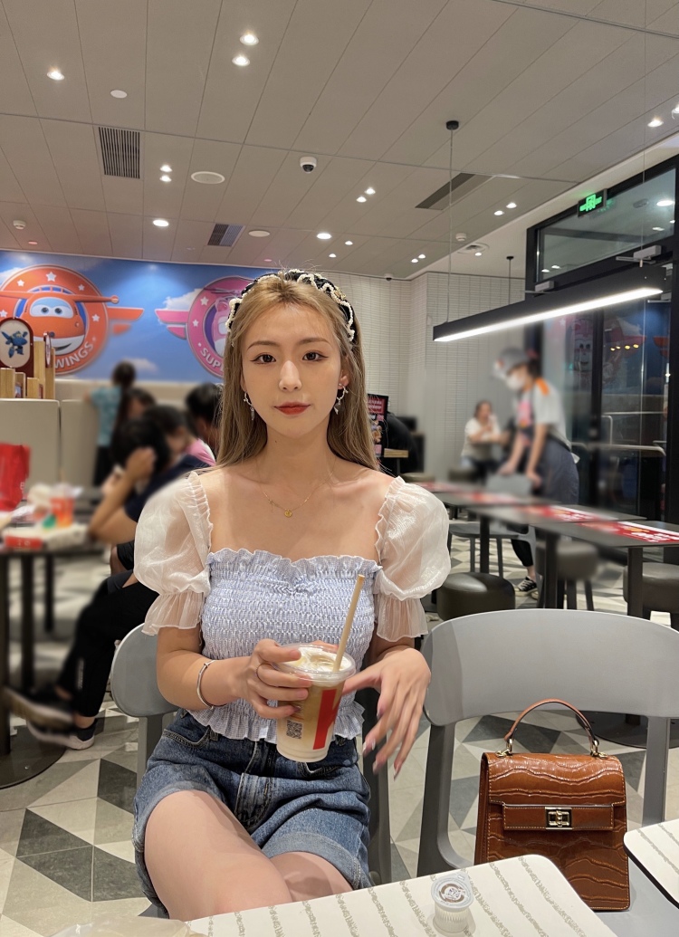 🖤-山西省·太原市·迎泽区--接寄拍  饰品 包包 衣服 化妆品 美瞳……
本人身高172体重108
各种风格都可以驾驭 
可露脸/不露脸