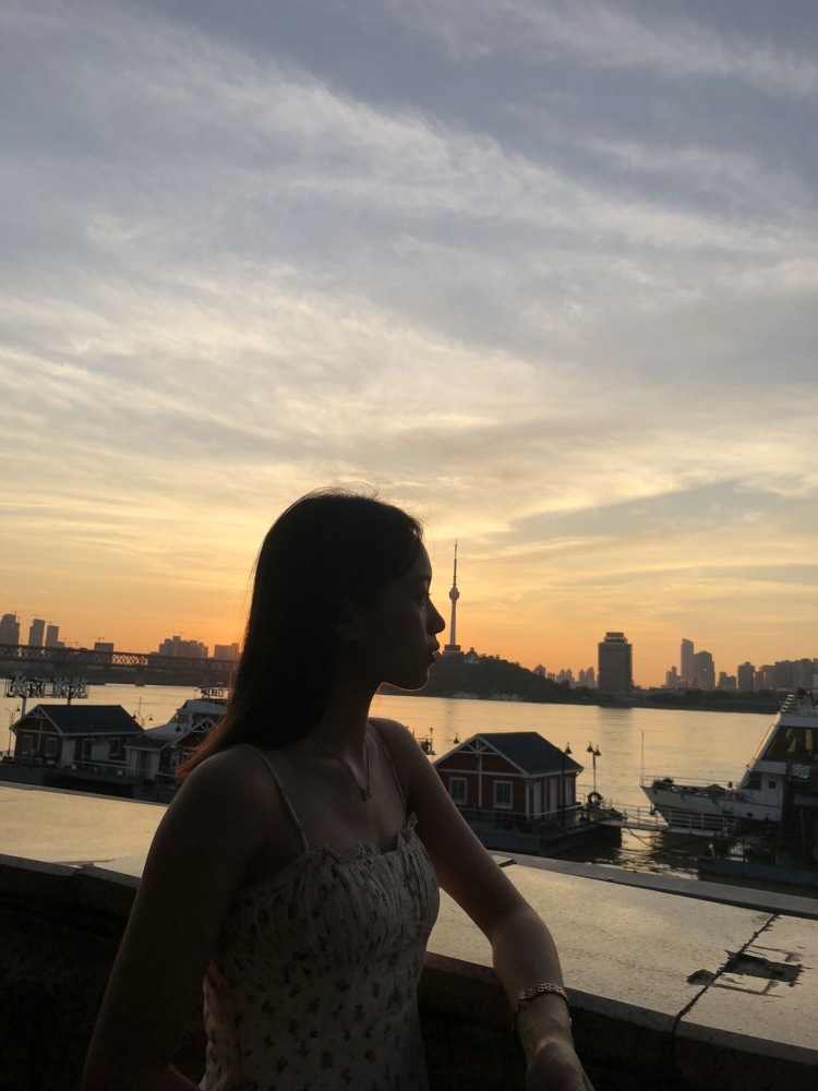 菲儿-贵州省·铜仁市·碧江区-抖音 微博 快手-兴趣爱好:篮球 舞蹈 钢琴
曾经有在抖音做过主播,微博也有一定量的粉丝。网络社交平台粉丝达到上千。
可以接淘宝服装包包寄拍等
身高165
体重95