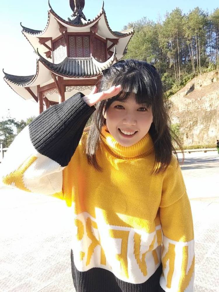卿小嫚🌈-重庆市·重庆市·万州区--大家好，全国接寄拍，淘宝拼多多等平台买家秀都可，170cm  54kg, 自己可修图满意为止。