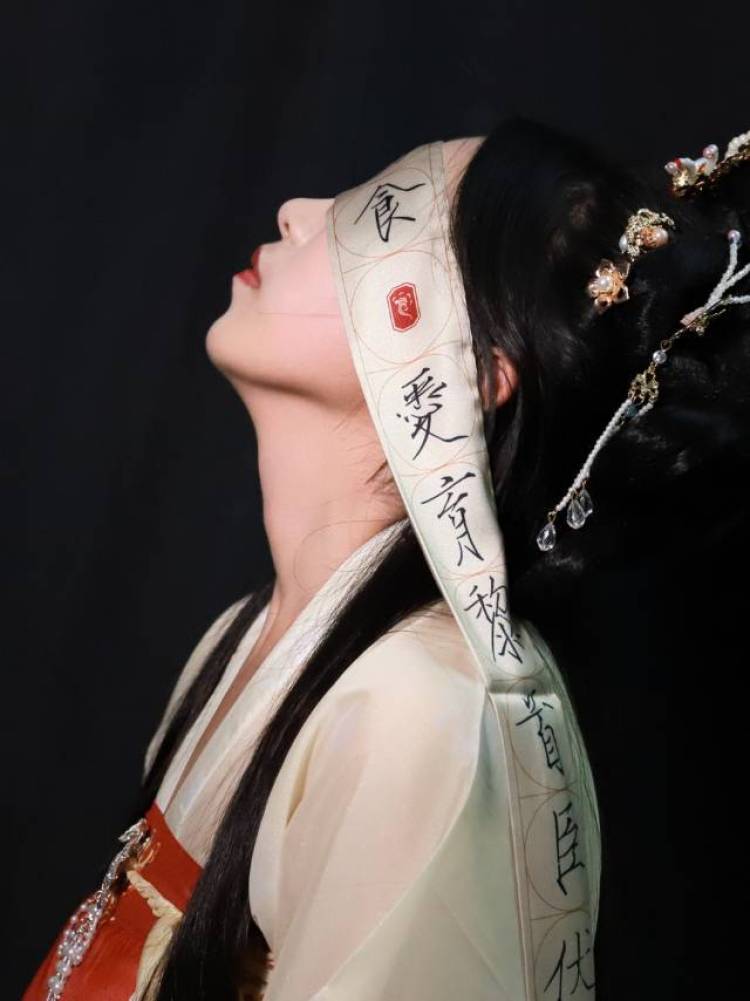 方觉夏-浙江省·杭州市·萧山区-***-我喜欢汉服,最近刚开始做个小模特。
本人166,90斤,手指比较纤长,现在还是个大学生。可以接送拍和寄拍的哇(*'▽'*)♪