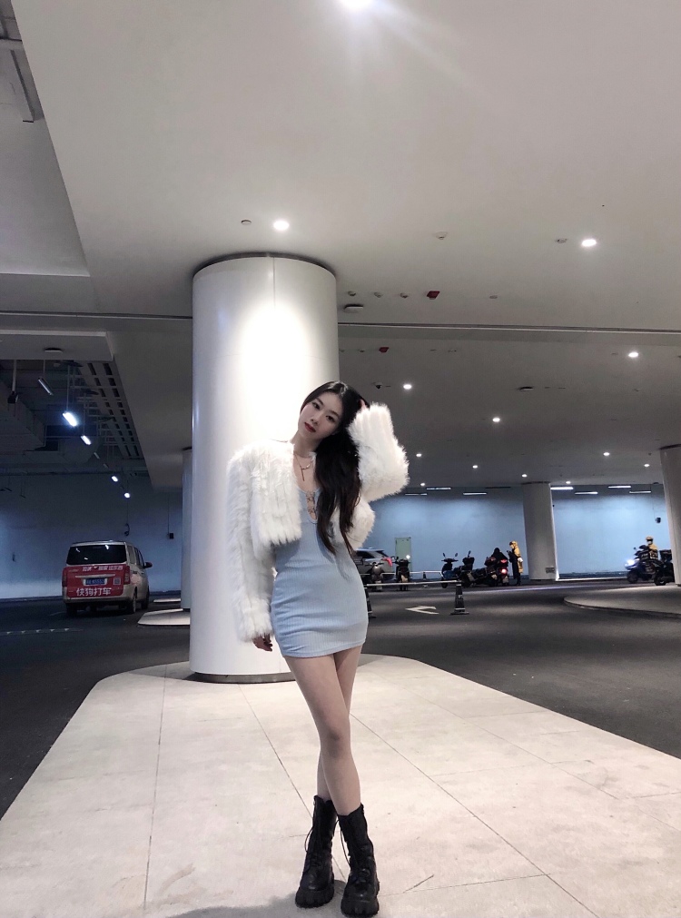 yolo-湖南省·长沙市·雨花区--大家好!
接寄拍卖家秀
可以接衣服 鞋子 首饰 发饰
会拍照 会P图 可以驾驭很多风格
希望有商家可以看看我
年龄:19
身高:168CM
体重:50KG