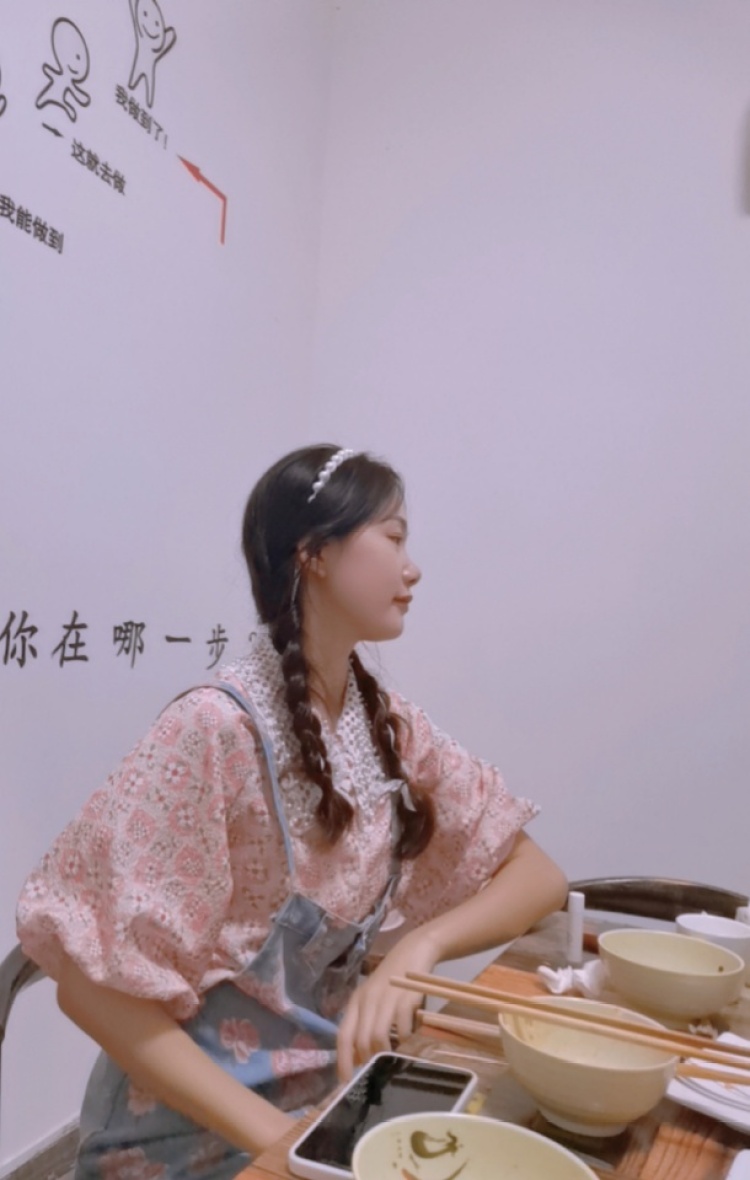 ᥬ🥳᭄-四川省·广安市·邻水县--身高165体重98,可接寄拍,送拍,开箱视频,衣服鞋子包包首饰都可以,曾在校当模特帮学校拍过宣传照。