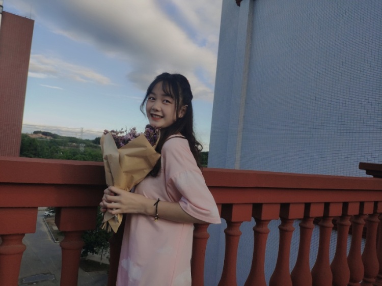 ᥬ🥳᭄-四川省·广安市·邻水县--身高165体重98,可接寄拍,送拍,开箱视频,衣服鞋子包包首饰都可以,曾在校当模特帮学校拍过宣传照。