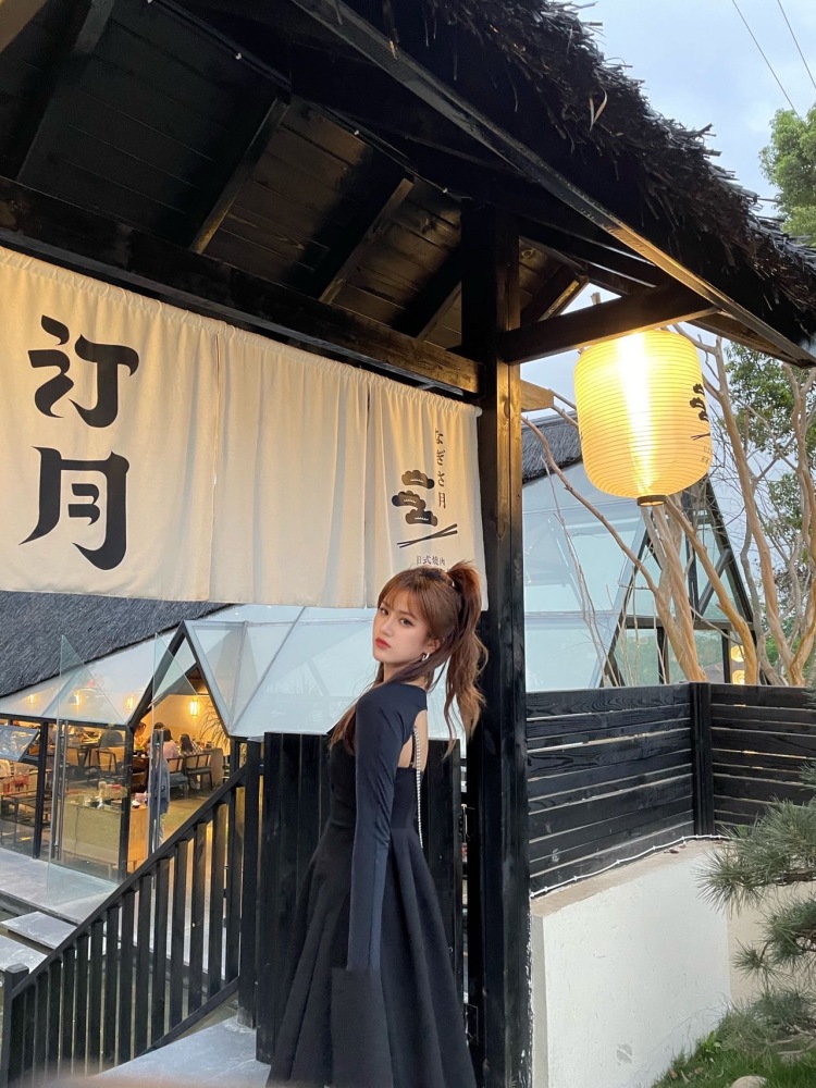 柚柚-四川省·成都市·龙泉驿区-抖音 微博 ***-161cm,94斤。身材比例好。会拍照修图,照片质量高,各种风格能驾驭。接买家秀,免费试用等。兴趣接单,诚信合作。自己喜欢到处玩,后期留学,场景漂亮。可长期合作,有意私聊,谢谢。