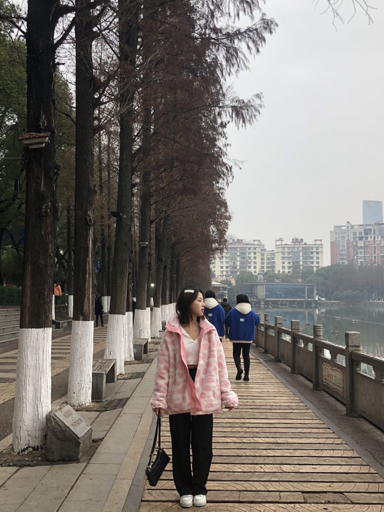 㫪-湖南省·郴州市·桂阳县-快手-本人身高159，体重85，会一点修图，拍照较高清，接寄拍送拍，2月底前时间较充足