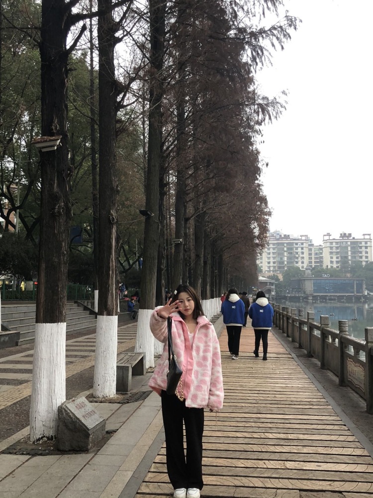 㫪-湖南省·郴州市·桂阳县-快手-本人身高159，体重85，会一点修图，拍照较高清，接寄拍送拍，2月底前时间较充足