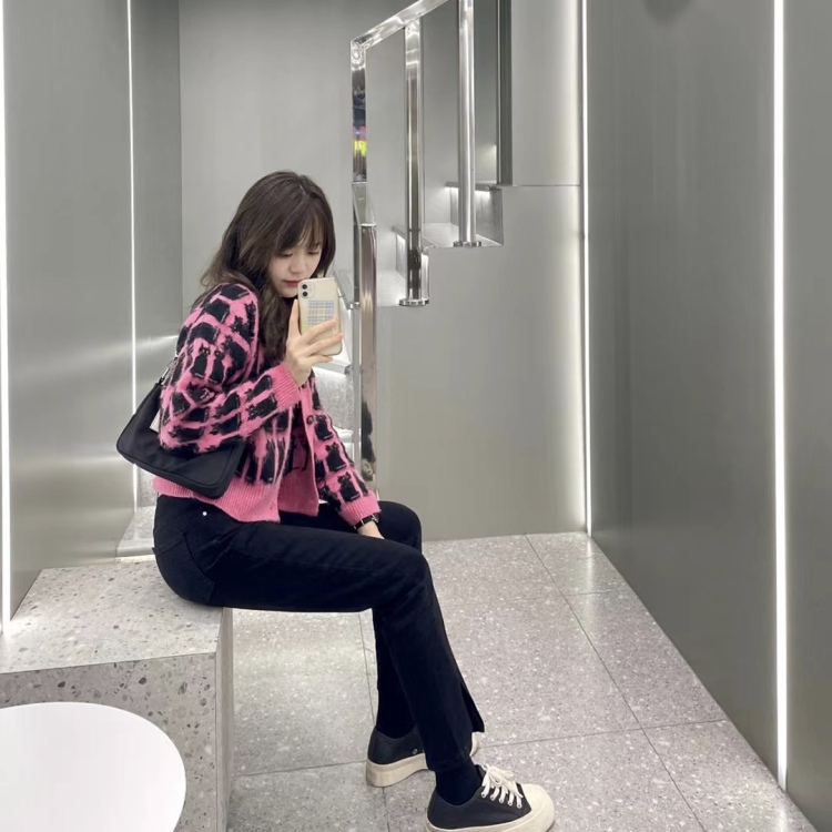 嗯-四川省·内江市·东兴区--身高162cm体重44kg 可接网拍寄拍，各种类型的服饰，本人可修图，会ps