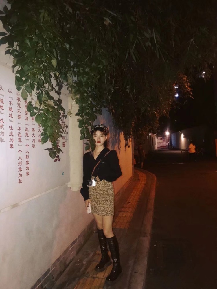 智慧女孩要秃头👧-四川省·成都市·青羊区-抖音-最近很闲  没有经验  喜欢拍照
身高155cm.
体重44kg.