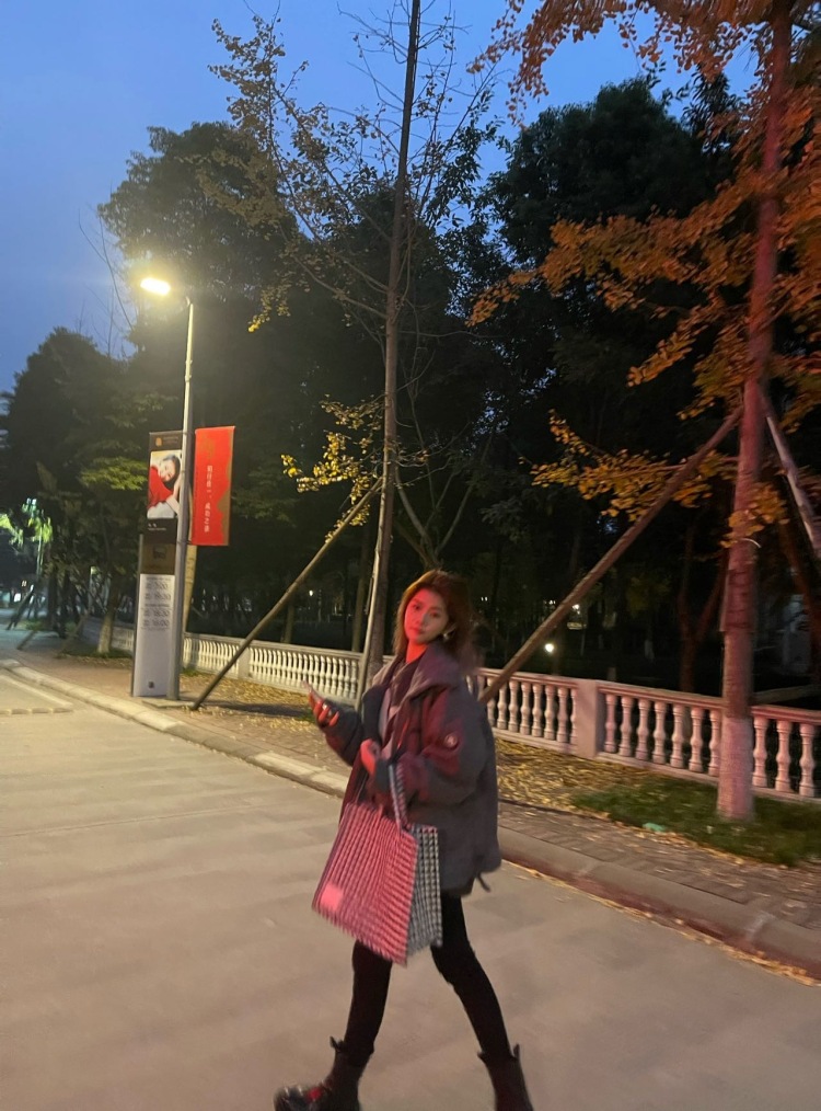 .春凉-山东省·淄博市·张店区-微博，***-会拍照p图，买家秀，种草，新品实验，接穿戴甲 都可
身高167体重95