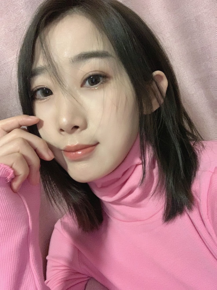小伊达的花 -北京市·北京市·东城区-抖音 微博 ***-喜欢拍照 弹吉他 自己有相机 抖音目前在做穿搭博主 也考虑美妆博主 希望和商家长期合作 如果粉丝涨起来可以商量挂小黄车