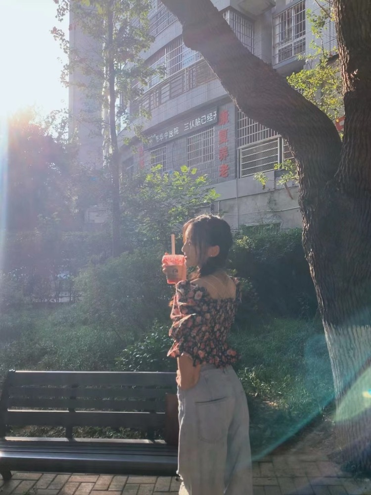 杨雨晴-湖南省·永州市·冷水滩区--可以接受多种风格 可以根据商家要求p图调色 拍照效率高 注重品质