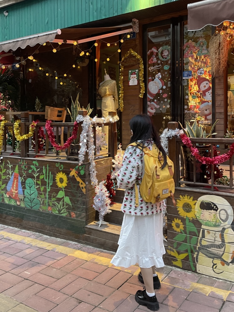 NN-贵州省·贵阳市·花溪区-抖音 *** 微博-目前是大学生大学在读,形象气质佳。擅长唱歌,曾获得十佳歌手称号。会拍照,会p图。接寄拍包括衣服饰品包包等等。