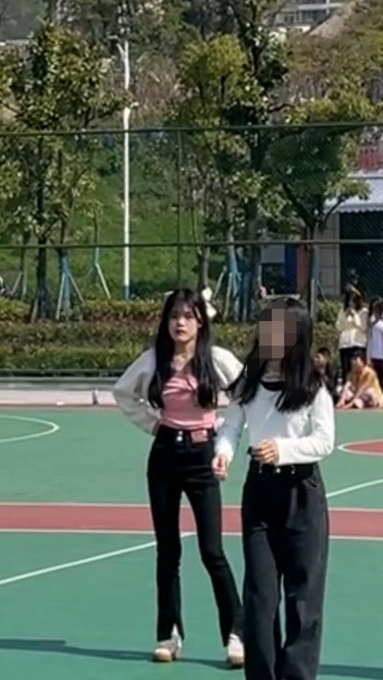 NN-贵州省·贵阳市·花溪区-抖音 *** 微博-目前是大学生大学在读,形象气质佳。擅长唱歌,曾获得十佳歌手称号。会拍照,会p图。接寄拍包括衣服饰品包包等等。