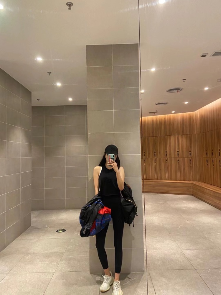 Crystal 👩🏻-四川省·成都市·金牛区-抖音，快手，***-接寄拍，服装，鞋帽，配饰均可
风格不限，身高165，体重92，鞋码36