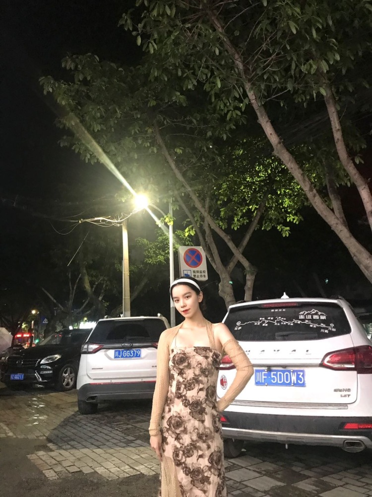开心-四川省·德阳市·广汉市--大家好！我是开心
时间较自由，
可接寄拍送拍，买家秀，会修点图
艺名：XX
身份：学生
年龄：20
身高：163cm
体重：46Kg