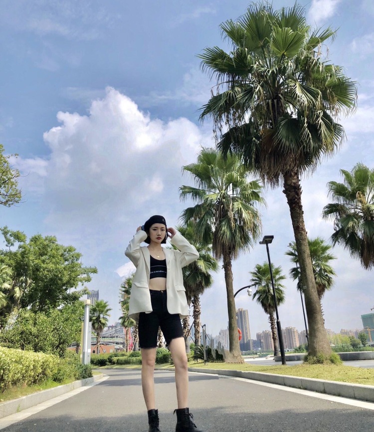 llin-浙江省·杭州市·上城区--具有一年模特经验。可接休闲风,韩风,甜酷风,暗黑风等各种风格买家秀寄拍,送拍, 也可线下约拍。各类时尚单品,饰品,帽子均可。