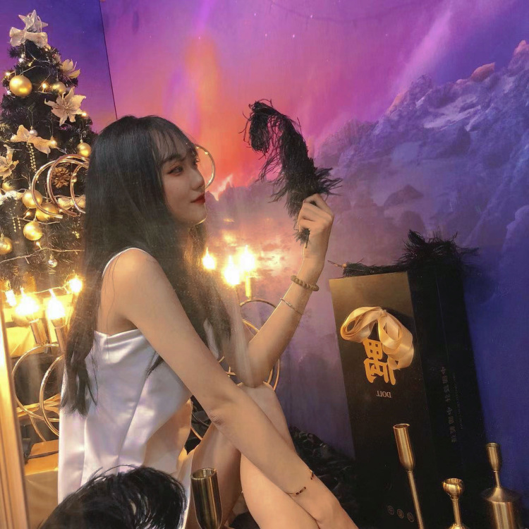 是中秋🥮呀!-黑龙江省·齐齐哈尔市·建华区--接受寄拍,换装视频,详情页等,有耳洞,会修图,身高170 体重49公斤!会修图