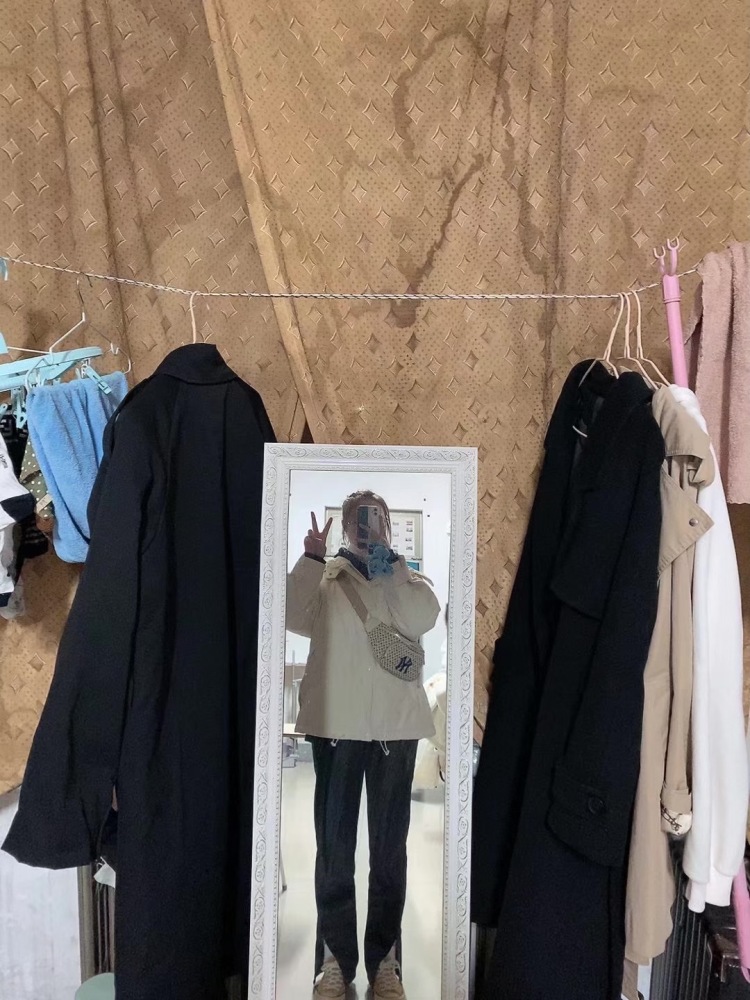小王很正经-河南省·郑州市·巩义市--大学生一枚，平时喜欢拍照，希望老板们可以看到我这个小鬼，我可以接衣服寄拍，我有***账号可以接推广，虽然没几个粉丝。