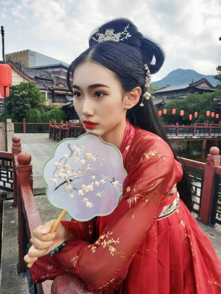 🥂 Mickie琪-辽宁省·大连市·甘井子区--170cm45kg ,舞蹈生表演生播音生。学生大三,专业模特平模礼仪拍摄,各大平台有粉丝基础,推广带货