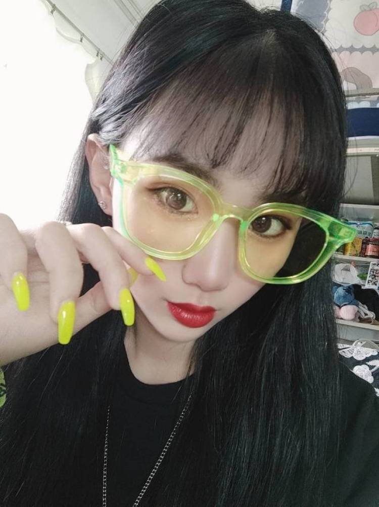 🥂 Mickie琪-辽宁省·大连市·甘井子区--170cm45kg ,舞蹈生表演生播音生。学生大三,专业模特平模礼仪拍摄,各大平台有粉丝基础,推广带货
