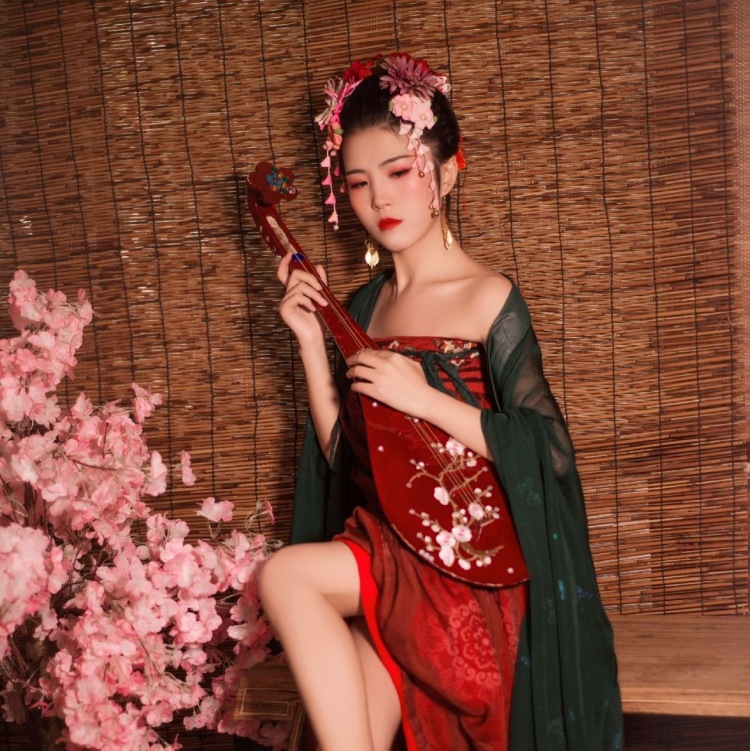 春晓-浙江省·杭州市·萧山区--平时喜欢记录生活,喜欢拍日常穿搭,会拍照会p图,新手入门,希望能够给一次机会哈。