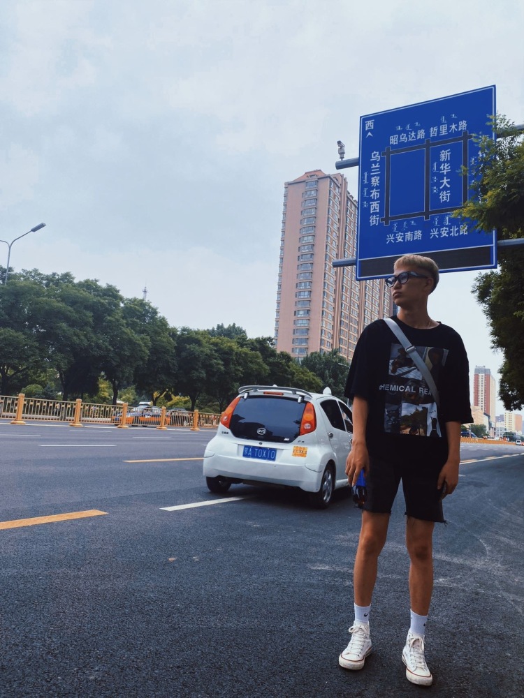 D.-内蒙古自治区·呼和浩特市·和林格尔县--想要做街拍模特,价格可以商量,是一名大学生有大量的时间接单,