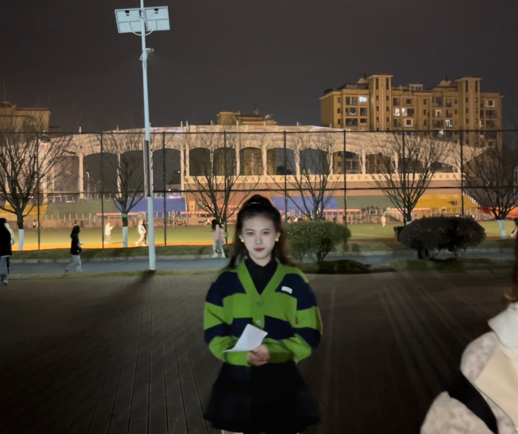 sunny-贵州省·贵阳市·清镇市-抖音-买家秀,寄拍,逛逛种草,持续接单中,身高164体重94,展示衣服物品都比较有经验