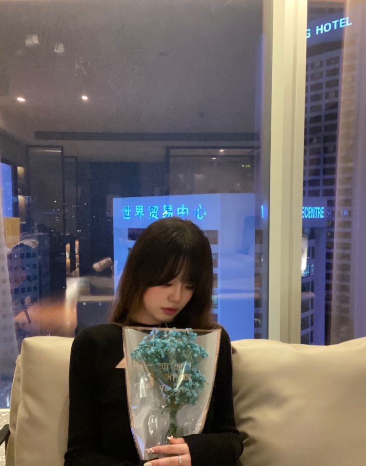 小周要好好喝茶-江苏省·南京市·江宁区--20岁，身高172，体重48。买家秀，接寄拍：服饰、包包、耳饰、鞋子、美瞳均可，欢迎商家来找我合作