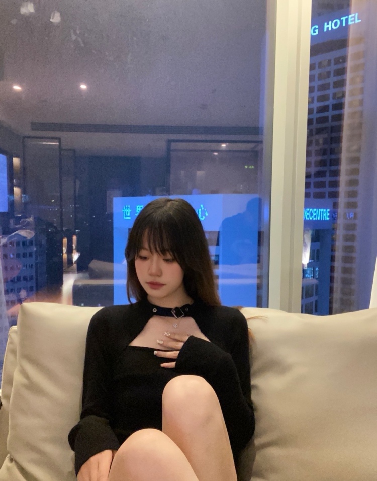 小周要好好喝茶-江苏省·南京市·江宁区--20岁，身高172，体重48。买家秀，接寄拍：服饰、包包、耳饰、鞋子、美瞳均可，欢迎商家来找我合作