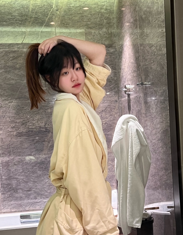 小周要好好喝茶-江苏省·南京市·江宁区--20岁，身高172，体重48。买家秀，接寄拍：服饰、包包、耳饰、鞋子、美瞳均可，欢迎商家来找我合作