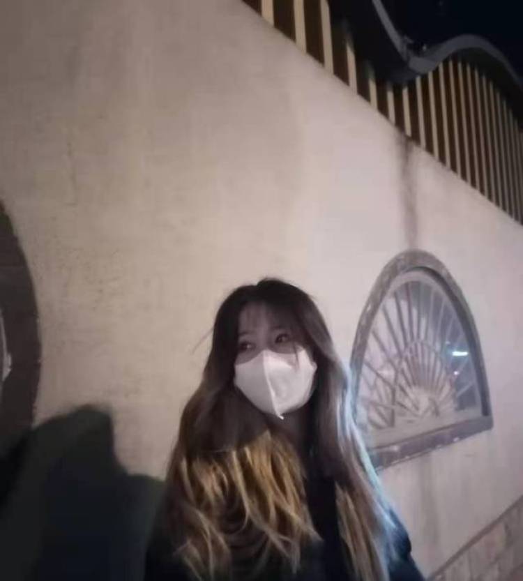私藏富士山-山东省·济南市·历下区--本人大二在读，擅长化妆，跳舞，希望通过自己的能力读完大学，可接受买家秀，开箱测评等等，只要不是大尺度，基本上都可以接受。
