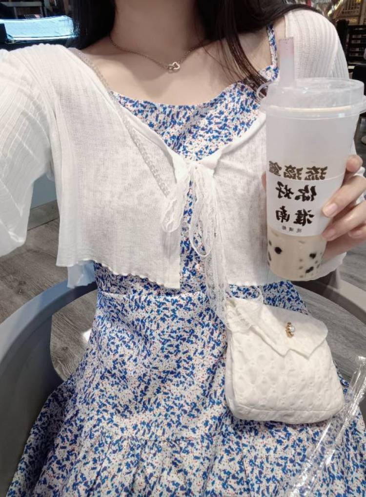 白雪。-安徽省·淮南市·田家庵区-抖音,***,快手-脸上有点肉 会拍照 会修图 美妆类可以出妆前妆后对比图 有耳洞 可以接耳饰 身材还可以 寄拍衣服送拍都可以