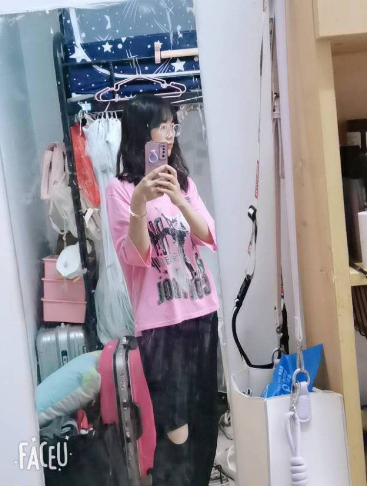 freezia-江苏省·常州市·钟楼区-***-普通大学生,赚点零花钱。会搭配衣服,会P图,可接衣服,饰品,鞋子的单
