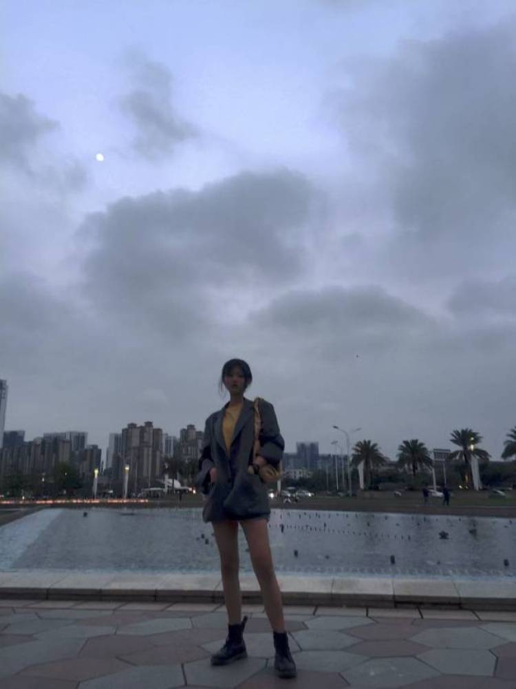 M-广东省·珠海市·斗门区--我擅长美妆,妆容可以自我完成,接单范围都可以。身高171,体重115。会p图,性格好。
求求看看孩子吧