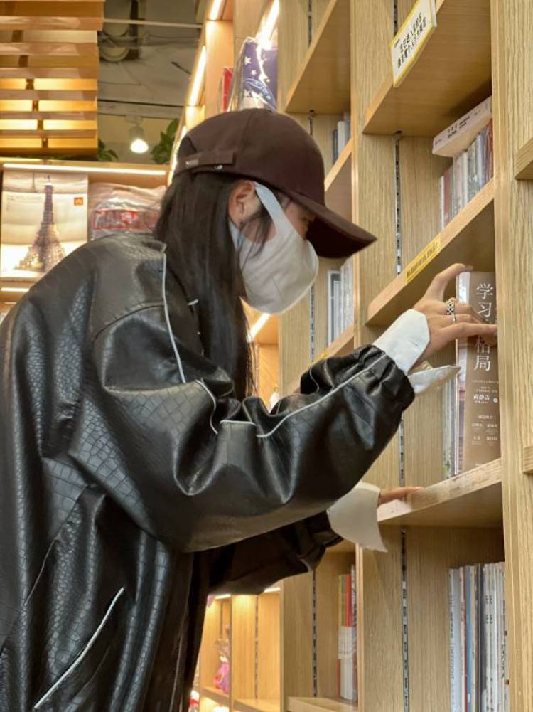 《BB》-河南省·郑州市·中原区--一名学生 身高168 体重98 
主要接单寄拍
服装 首饰 生活用品 食品都可以
