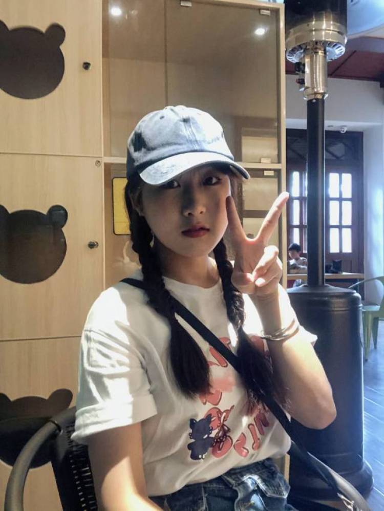 kk-云南省·曲靖市·麒麟区--新人接单,在校大学生,会穿搭,爱拍照,喜欢探店打卡,寻找微胖衣服 ,可以测微胖女孩的衣服,身高160,体重110