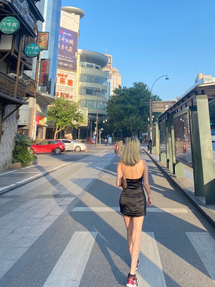 朵Baby!-浙江省·杭州市·拱墅区-微博 抖音 快手-身高168 体重98 风格多变 喜欢📷 分享生活 🉑️接任何文案.努力的人不会被辜负.