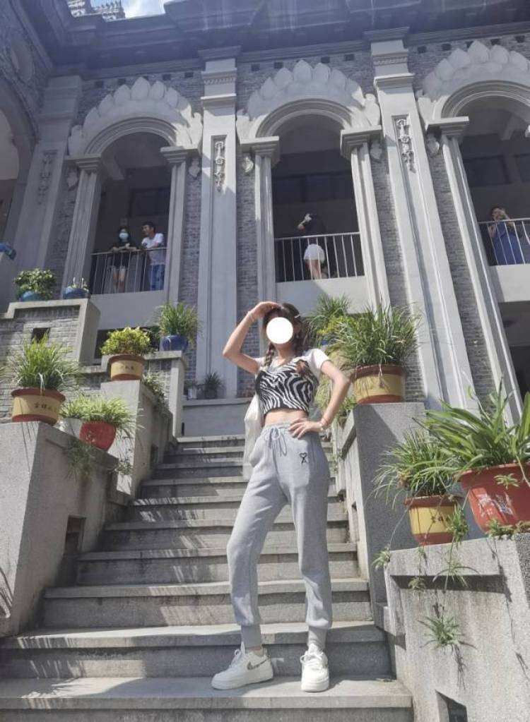 一只🐶旺旺-湖北省·武汉市·东西湖区-抖音,***,微博-接单买家秀,寄拍模特等,可以拍jk,辣妹,甜妹等风格都可以的,新人但追求完美,可以改到老板满意为止。