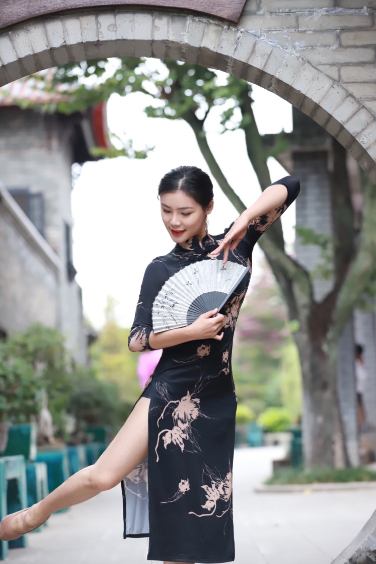 溜溜儿-广东省·东莞市·南城街道--我是一名舞蹈老师,性格好,开朗无敌大憨憨!大家都说我是侧颜杀手!哈哈哈正颜也不差咯!就是特别喜欢摄影记录自己穿搭以及很多日常生活的点点滴滴❤️空余时间比较多,都是在周末上班,拍照其实就是在记录自己以及