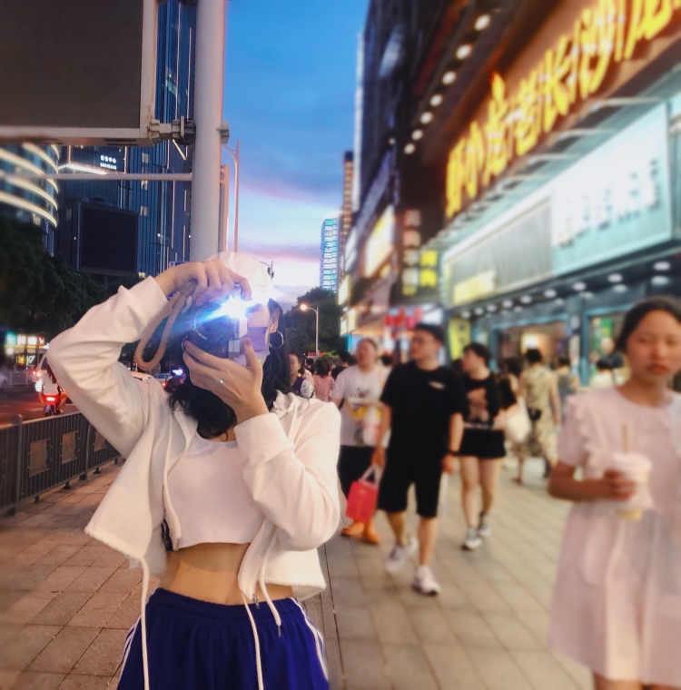 溜溜儿-广东省·东莞市·南城街道--我是一名舞蹈老师,性格好,开朗无敌大憨憨!大家都说我是侧颜杀手!哈哈哈正颜也不差咯!就是特别喜欢摄影记录自己穿搭以及很多日常生活的点点滴滴❤️空余时间比较多,都是在周末上班,拍照其实就是在记录自己以及