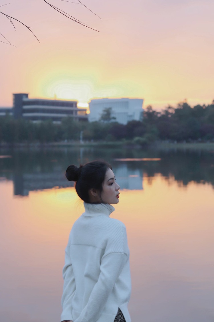 溜溜儿-广东省·东莞市·南城街道--我是一名舞蹈老师,性格好,开朗无敌大憨憨!大家都说我是侧颜杀手!哈哈哈正颜也不差咯!就是特别喜欢摄影记录自己穿搭以及很多日常生活的点点滴滴❤️空余时间比较多,都是在周末上班,拍照其实就是在记录自己以及