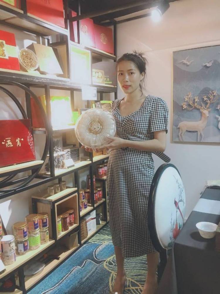 小灵-广东省·广州市·天河区--我的一些自拍照，看看有没有人喜欢这样的，都是生活的一部分。我可以做直播，寄拍模特，拆箱视频，短视频