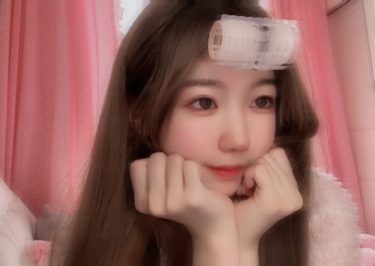 🎀-陕西省·西安市·雁塔区--会跳韩舞,会唱歌,英语发音较好,身高163,体重90斤,想接一些寄拍啦