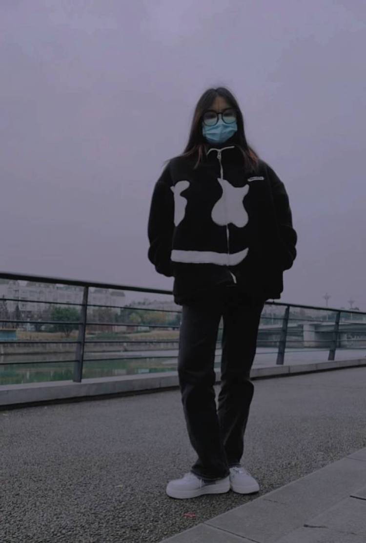 贾西西-四川省·成都市·武侯区--我开朗活泼 照片是自己拍的觉得合适的可以谈谈看 净身高162体重50kg,照片是本人