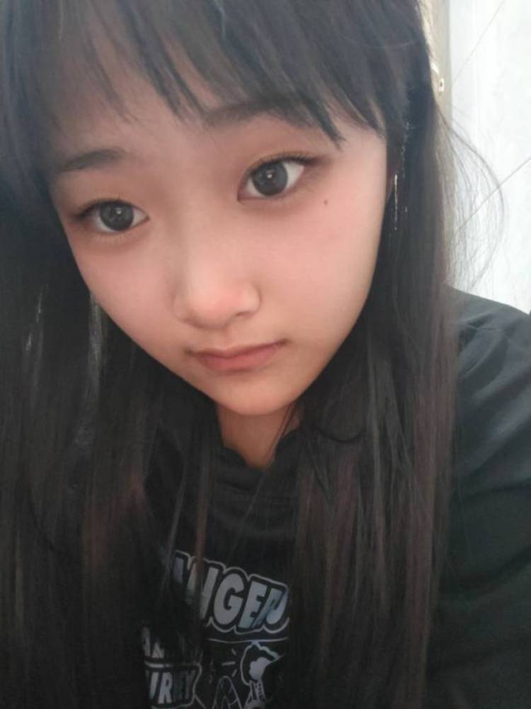 Eliauk.-河北省·秦皇岛市·抚宁区-抖音，快手，***-女，17岁，想做寄拍模特，拼多多，淘宝，衣服，化妆品，美瞳，内衣，内裤，丝袜，都可以，拍照技术不错，p图技术不错，