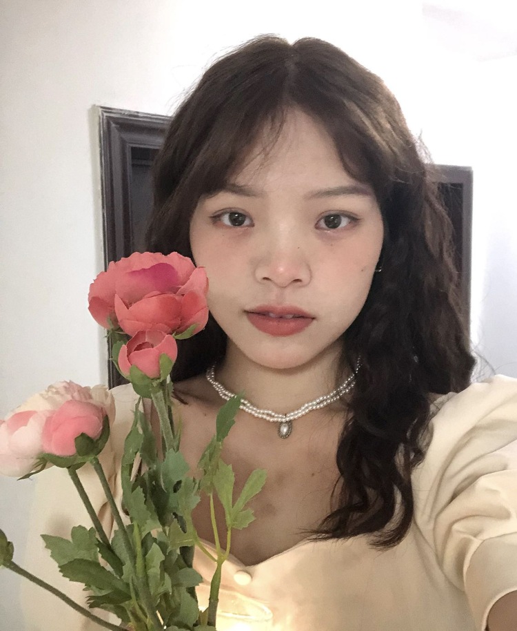树莓咩🌳-广西壮族自治区·南宁市·良庆区--本人喜欢拍照,平时无聊就喜欢拍点拍照,会p图,调滤镜。偶尔拍拍首饰品。对镜自拍也喜欢。