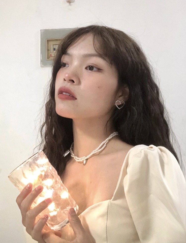 树莓咩🌳-广西壮族自治区·南宁市·良庆区--本人喜欢拍照,平时无聊就喜欢拍点拍照,会p图,调滤镜。偶尔拍拍首饰品。对镜自拍也喜欢。
