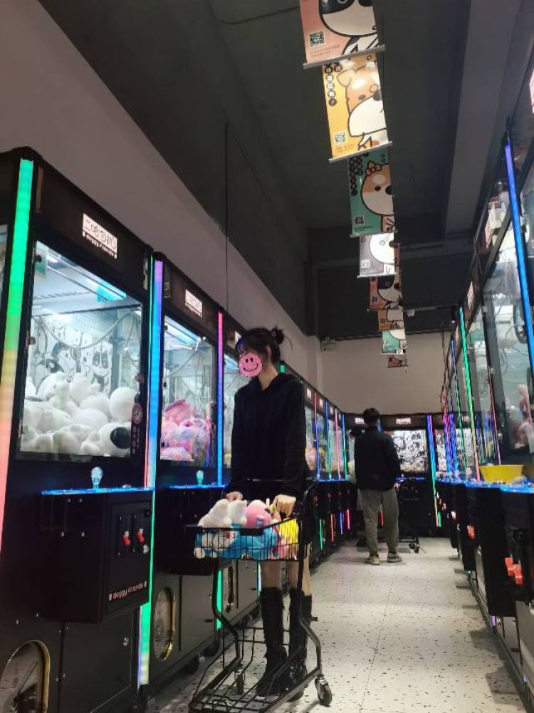 77-河北省·石家庄市·长安区--学生党一枚,身高165,体重46kg,皮肤较白,头发未烫染过,长发,善于拍照p图。接寄拍