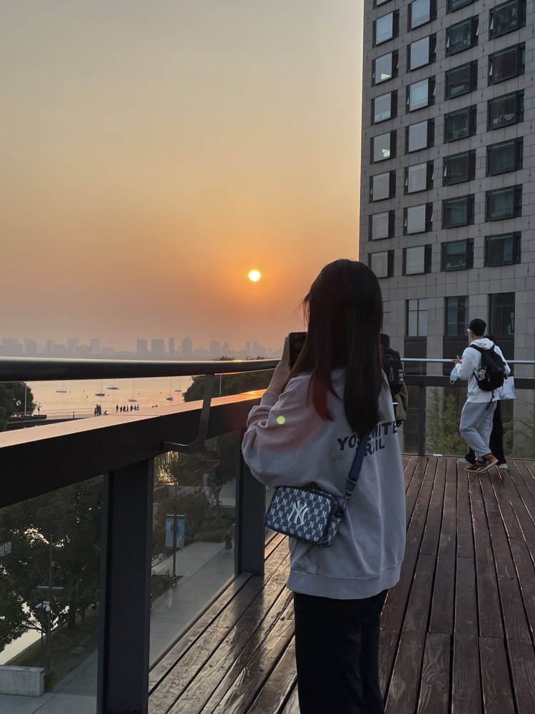 炭烤小肥杨-江苏省·连云港市·海州区--基本信息
1.职业:在校大学生(空余时间多)
2.身高:161体重:54kg
3.可以p图 调色
4.对镜拍 (衣服不要暴露)
设备:iPhone12
要求
非诚勿扰 不拍暴露衣服
只是想赚点零花钱🙋